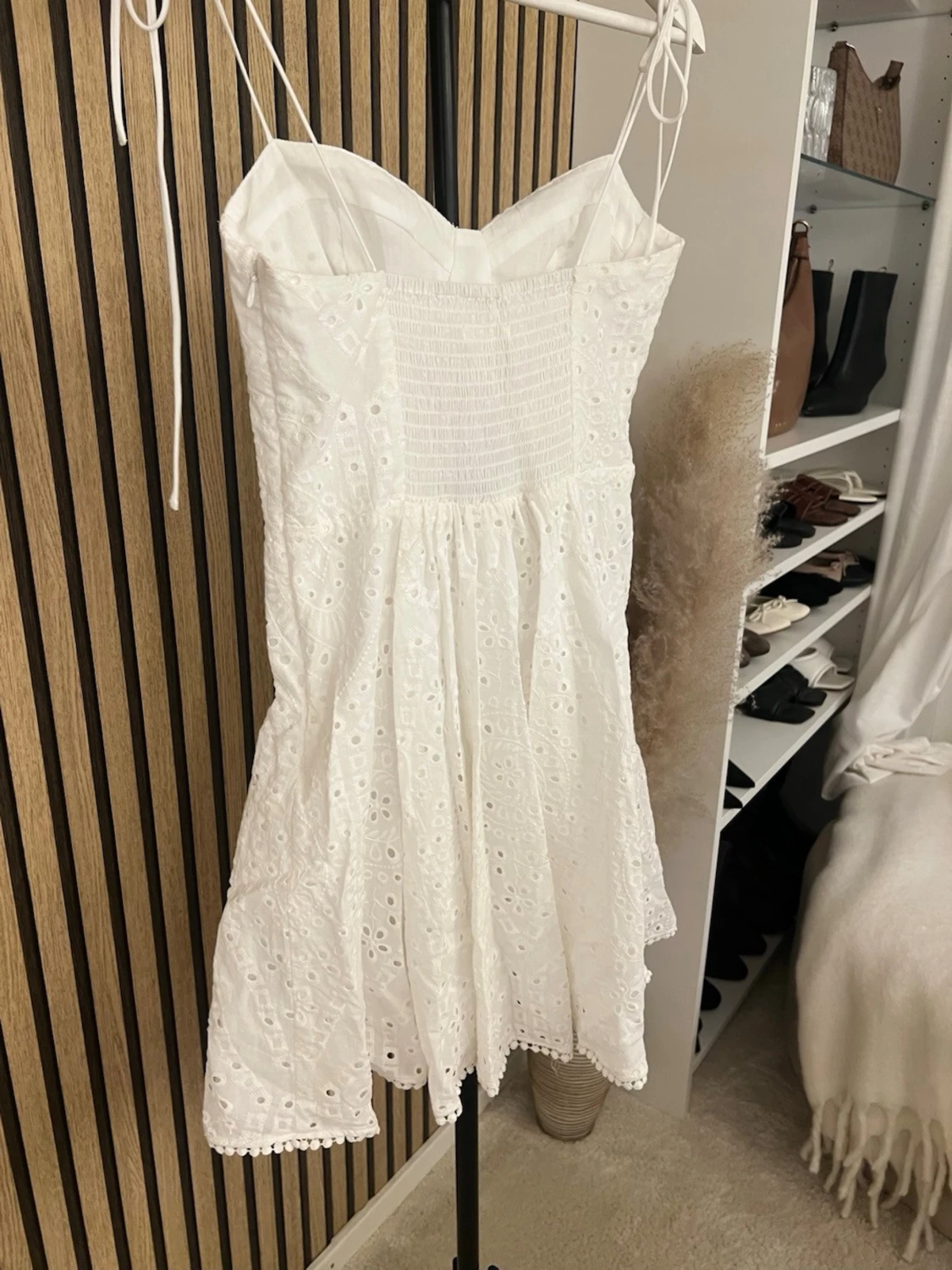 Vit broderad sommarklänning med knyt - 2