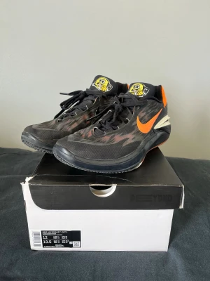Nike Air Zoom GT Cut 2 – Strl 46 - Säljer ett par Nike Air Zoom GT Cut 2 Black Phantom Orange i storlek 46. Skorna är i väldigt fint skick, 9/10, och endast sparsamt använda. Inga större flaws eller slitningar – mycket bra grepp och komfort kvar i sulorna. Originalbox samt kvitto finns kvar och medföljer vid köp. • Märke: Nike • Modell: Air Zoom GT Cut 2 • Storlek: 46 • Skick: 9/10 • Originalbox ingår • Kvitto finns kvar Kan skickas eller mötas upp i Stockholm. Hör av dig vid frågor eller om du vill ha fler bilder!