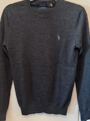 Ralph lauren tröja - En tun slim fit Ralph lauren tröja i färgen grå. XS i storlek