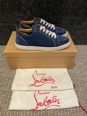 Christian Louboutin skor  - Tjena! Säljer nu dessa extremt snygga och ovanliga Louboutin skor! Skorna är i storlek 42 och skopåse samt skosnören följer med! Inga tecken på användning och självklart äkta!