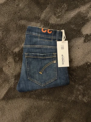 Dondup jeans - Donup jeans i mycket bra skick, storlek W32. Nypris 3000 mitt pris endast 799kr. Hör av er vid frågor. Mvh Trend closet🙌