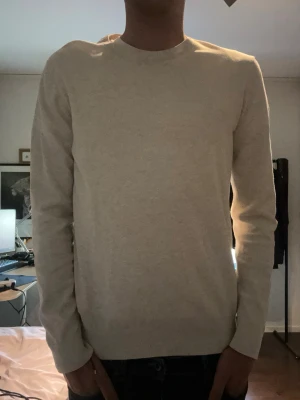 Beige stickad tröja från dressman - En stilren beige stickad tröja från dressman bra skick