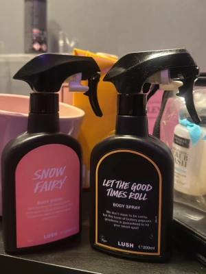 Lush body sprays Snow Fairy & Let The Good Times Roll - (299 för 2) två  body sprays från Lush: Snow Fairy med rosa etikett och Let The Good Times Roll med svart etikett och guldkant. Båda i svarta sprayflaskor på 200 ml. Perfekta för dig som älskar unika och söta dofter.