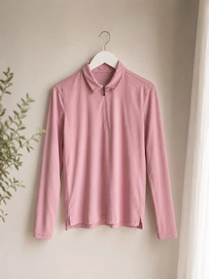 Rosa långärmad polotopp från Pelle P - Snygg rosa långärmad polotopp från Pelle P med halv dragkedja framtill och liten krage. Tillverkad i ett mjukt och stretchigt material som passar perfekt för en sportig look. Diskret logga på ryggen och texten 'TRUE EXPERIENCE' på sidan.
