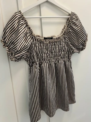 Vero Moda - Topp i silke 🖤