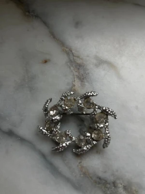 Brosch  - Silvrig brosch med stenar, ca 5 x 4 cm, mycket bra skick.
