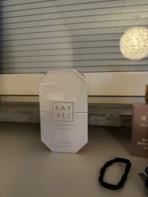 Kayali Vanilla | 28 100ml. Oöppnad!! - Kayali Vanilla | 28 Eau de Parfum i en stilren, vit åttakantig flaska med guldiga detaljer. Doften har inslag av vanilj, tonkaböna, brun socker, amber woods och mysk. Perfekt för dig som älskar söta och varma dofter.