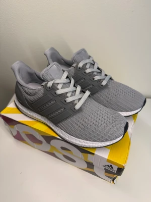 Grå Adidas Ultraboost  - Helt nya. Storlek 42 kan passa 41. Snabba affärer prioriteras 