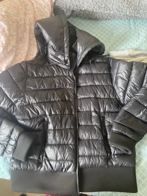Svart quiltad pufferjacka med huva - Svart vår/höstjacka från Zara i storlek XL, men sitter som S-M. Den är i väldigt bra skick 
