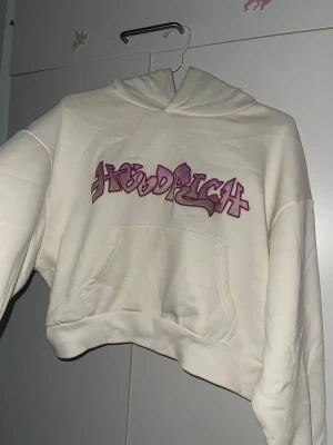 Vit crop Hoodrich hoodie - Lite fläckar men annars känns den som ny. Jätte mysig oxå