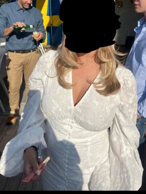 Adoore klänning - Säljer nu min älskade student klänning från adoore! passar både till studenten, midsommar eller bara till en middag😌den är ihopsydd lite i bysten men det lär gå att sprätta upp, skriv för bild på det eller för fler bilder på klänningen!💕endast använd en gång, pris går att diskutera 