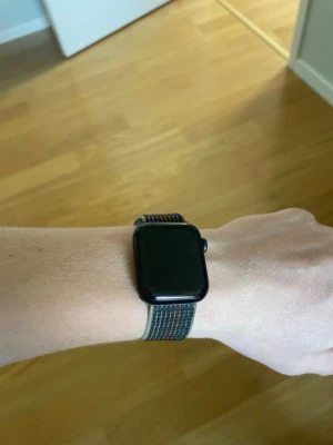Apple Watch SE  - Säljer min Apple Watch i modellen SE. Klockan är i väldigt bra skick och har inga riktiga defekter. Klockans band är one-size och passar alla handleder! Pris är förhandlingsbart vid snabb affär!
