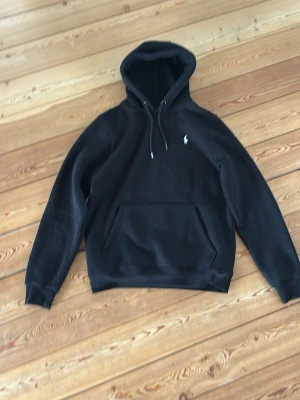 Ralph Lauren hoodie - Svart hoodie från Ralph Lauren i storlek L i väldigt bra skick. Priset är ej hugget i sten