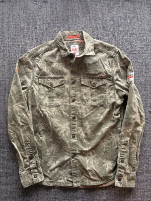 Superdry overshirt ~ vintage  - Sjukt eftertraktad Superdry tröja i olivgrön färg – sjukt snygg och riktigt clean, stl M. Fint skick och sitter riktigt bra, perfekt till vardag 🌿  Kan även gå ner lite i pris vid snabb affär ✌️ Skickas inom 24h 📦