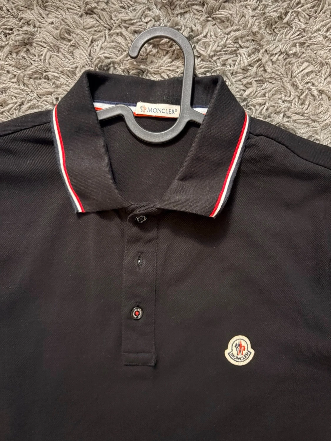 Svart Moncler pikétröja med röd/vit kant - 1