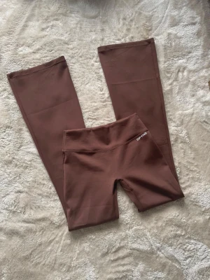 Dfyne tränings byxor - så fina dfyne flares från Hannah Pearson kollektionen, endast testade! storlek S längd regular. färgen chestnut 🤎slutsåld!