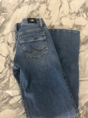 Low waist LTB jeans W28, L30 -  LTB low waist jeans med midja:38 och innerbenslängd:74. Jeansen är i modellen bootcut men ser mer ut som straight 