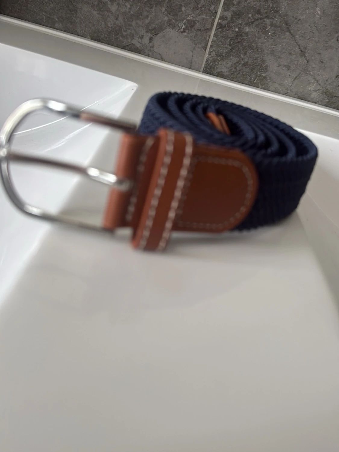Mörkblått flätat bälte med skinn - 1