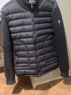 Moncler cardigan  - Säljer denna feta moncler cardigan i färgen marinblå. Den är i storlek M och perfa inför sommaren, bara använd cirka 4 gånger!! NFC-Scan fungerar suveränt🤩Priset är inte hugget i sten och går att diskuteras vi intresse. 🙌