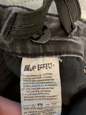 Grå jeans från Blue Effect - Snygga grå jeans från Blue Effect med raka ben och coola bakfickor med svart broderi. Jeansen är tillverkade i en mjuk bomullsblandning med polyester och lite stretch för extra komfort. Perfekta för en avslappnad och trendig look.