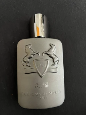 Parfums de Marly Pegasus Exclusif 125ml - Säljer min parfym Pegasus Exclusif från märket Parfums de Marly. Flaskan är 125ml och har endast tagit 5 sprej. Kommer utan låda.