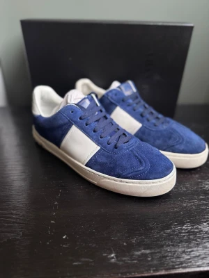 Valentino Garavani Flycrews – Royal Blue | Strl 42| 9/10 Skick - Flycrews i royal blue — en av de sällsyntaste färgerna i kollektionen, ej längre i produktion. Ägaren köpte in dessa via Farfetch. 9/10 skick med minimalt slitage — alla spikar intakta. Nya innesulor inlagda då de gamla var i dåligt skick. ✅ Skriv i DM för kvitto — vi håller det privat för att skydda köparens personliga information Storlek 42. Vi tar även emot byten och uppgraderingar. Vi reparerar, renoverar & rengör även skor — skriv i DM! 👟 📦 Spårad frakt, väl förpackad.