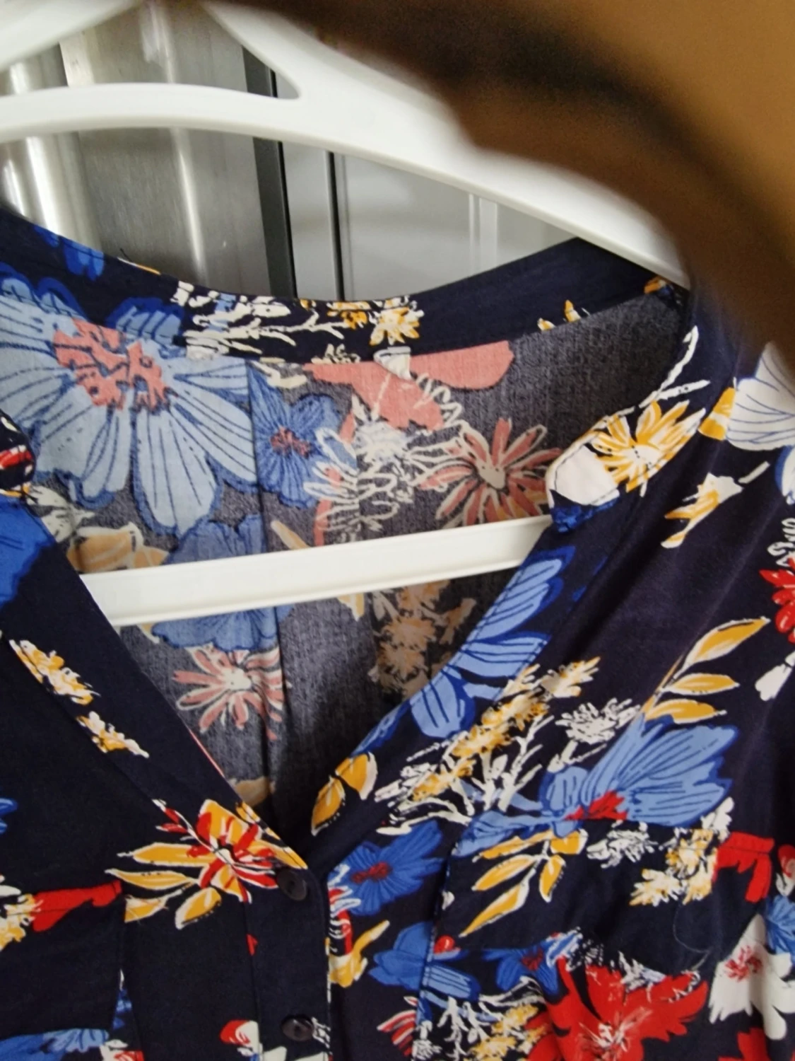 Blommig blus i marinblått - 4