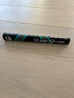Helt ny super stroke grepp - Helt nytt super stroke (Taylor made) grepp. Färg 🎨: Svart⚫ Turkos🩵 Vit⚪ Silver🩶  Pris: 299kr✅  ⚠️OBS⚠️ Priset är inte hugget i sten, går att pruta!🤩