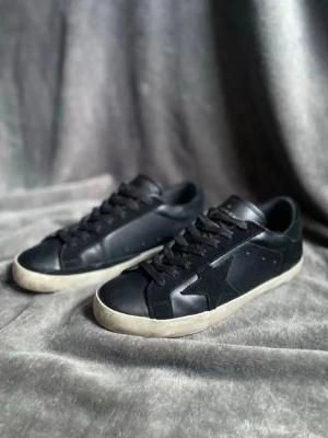 Golden Goose  - Riktigt feta Golden Goose skor!!!  Skick 9/10!!Storlek 42, passar 41-43! Skorna har använts en par gånger förra sommaren och sen dess har dem bara legat i garderoben och samla damm! Enda skadan är lite använda vid sulan. Är inte hundra på att dem är äkta men dem ser äkta ut!Hör av er vid minsta fundering! 