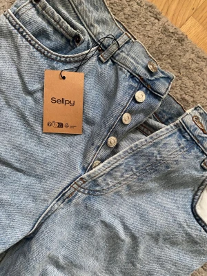 Ljusblå raka jeans med knäppning - Ljusblå jeans med rak passform och klassisk knappgylf. Jeansen har fem fickor och är tillverkade i denim. Köpta från sellpy 💕