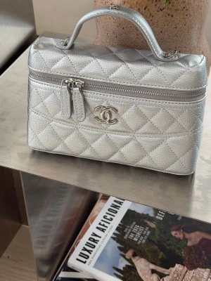 Metalic CC silim vanity  - Silver metalic slim vanity, have a top handle and removable chain, very versatile and easy to wear, fits a phone, lipstick, maybe a compact powder and a few cards,  comes with dust bag, perfect for any summer outfit, if you want more pictures text me🫶🏻 I could ship it right away💌