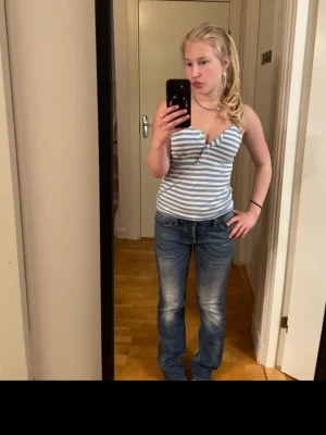 Blå diesel bootcut jeans med slitningar - Säljer ett par blå bootcut jeans med lätt slitna detaljer och klassisk femficksdesign. Jeansen har normal midja och är i ett mjukt denimtyg som sitter snyggt över höfterna och låren. Perfekta till sneakers eller boots. Midjemått: 39 cm innerbenslängd: 74cm❤️