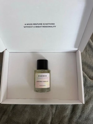 ESSNCE Aurora Vanille parfym - Aurora Vanille från ESSNCE tillsammans med Margareta grääs. 
