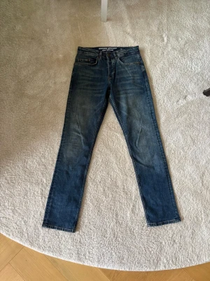 Blå Jeans Weekend Offender - Hej, säljer dessa mörkblå jeans från Weekend Offender | De är tighta i modellen | Storlek 28