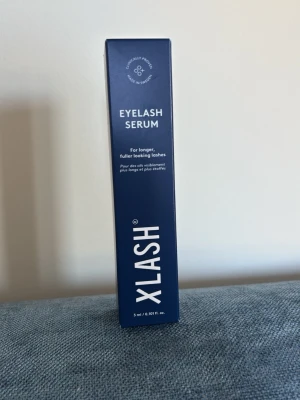 Xlash Eyelash Serum 3 ml - Xlash Eyelash Serum i marinblå förpackning, 3 ml. Innehåller biotinpeptid, hyaluronsyra och rosmarinextrakt för längre och fylligare fransar. Smidig applikator och stilren design. Perfekt för dig som vill boosta dina ögonfransar med vårdande ingredienser.