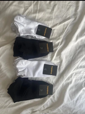 Svarta och vita strumpor Kungsbjörnen - Flera par svarta och vita strumpor från Kungsbjörnen. Klassisk modell med låg skaftlängd, perfekta till sneakers. Strumporna är tillverkade i mjukt material som sitter skönt på foten.Du får alla dessa 12 för 676 kr i en förpackning är de 3 strumpor för 169 och för alla 12 är de 676 kr 