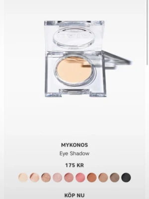 CAIA Mykonos ögonskugga beige - Snygg ögonskugga från CAIA i nyansen Mykonos. Kommer i en stilren, transparent och vit dosa. Färgen är en ljus beige med matt finish, perfekt för en naturlig look. Smidig att ta med i väskan och enkel att applicera.