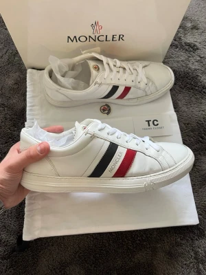 Moncler skor - Moncler skor i storlek 45, i bra skick. Finns tecken på användning på sulan, väldigt sliten, men överlag fint skick. Endast skorna medföljer. Nypris 5000kr mitt pris endast 999kr, hör av er vid frågor. Mvh Trend closet😊