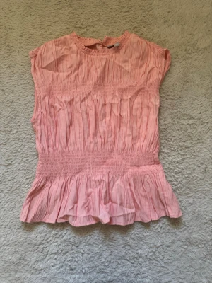 Korallrosa topp  - Superfin rosa topp ifrån H&M i storlek S! 