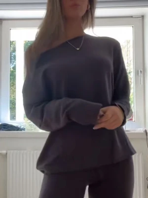 Brun stickad off-shoulder tröja - Mysigt brun långärmad tröja. Tröjan har avslappnad passform och rund halsringning. 