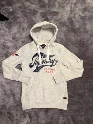 Superdry hoodie - En helt ny superdry hoodie för ett väldigt bra pris. Den är aldrig använd och postas samma dag