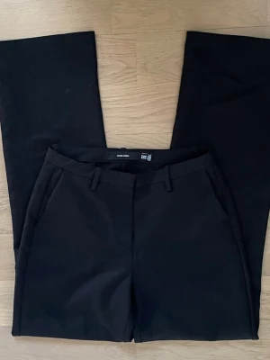 Snygga svarta kostymbyxor - Snygga  svarta kostymbyxor från Vero Moda i stl 34/32 i väldigt bra skick🩷