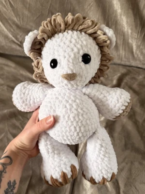 Virkad albino lejon - Virkad albino lejon gjord i mjukt chenille garn, ca 30cm lång🦁
