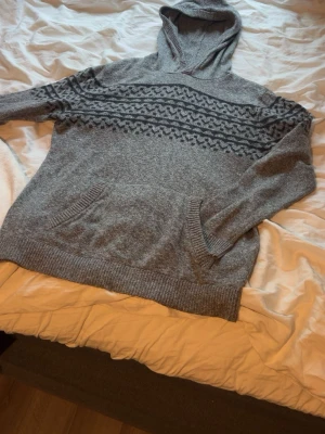 Hollister hoodie - Stickad hoodie från Hollister, vintage! Inga defekter alls. Skönt material och funkar året runt. Kom med prisförslag och frågor🫱🏻‍🫲🏼