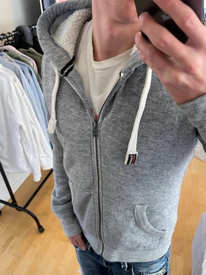 Fodrad vintage 2000s SuperDry zip hoodie - Säljer nu denna sjukt snygga Vintage 2000s SuperDry hoodie! Passar till allt och har en perfekt passform. Säljs ej längre i butik och är därav mycket eftertraktad😊 Skriv vid funderingar 🤝