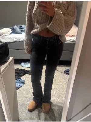 Svarta lågmidjade diesel jeans - Säljer dessa supersnygga lågmidjade svarta diesel jeans. De är lite nedtrampade så lite slitna nere men utöver det mycket bra skick❤️ st 26/32