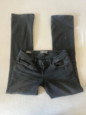 Svarta jeans från LTB - Säljer ett par svarta jeans från LTB med klassisk femficksmodell och raka ben. Storlek 27/32, fint skick