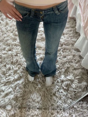 Blå bootcut-jeans från Cheap Monday i storlek 24/30💓 - Säljer ett par blå bootcut-jeans från cheap monday, Jeansen har fem fickor, dem är i storlek 24/30 och jag är cirka 159 centimeter lång och dem passar mig bra i längden.💓