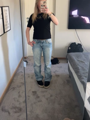 Snygga weekday jeans - Säljer ett par skit snygga jeans från weekday, straight/baggy. Jättefint skick men uppsydda så passar nån mellan 152-155. Storlek 24/30 Skriv för bud o frågor!!❤️