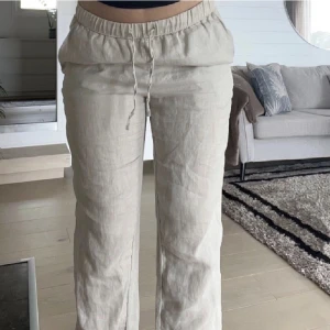 Linnebyxor  - ❗️Lånad bild av: Jasmine Persson❗️Jätte fin linnebyxor från h&m men tyvärr passade de inte på mig